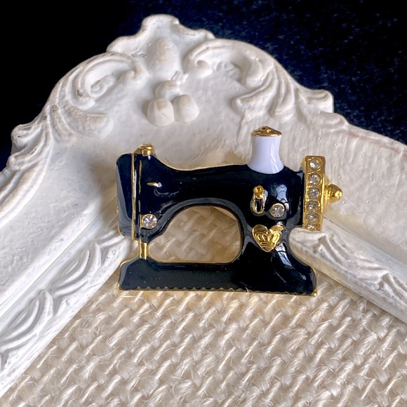 Sewing Machine Brooch Vintage Style Pin - Picture 1 of 5